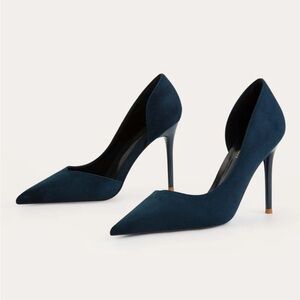 Pointed toe heeled pumps
